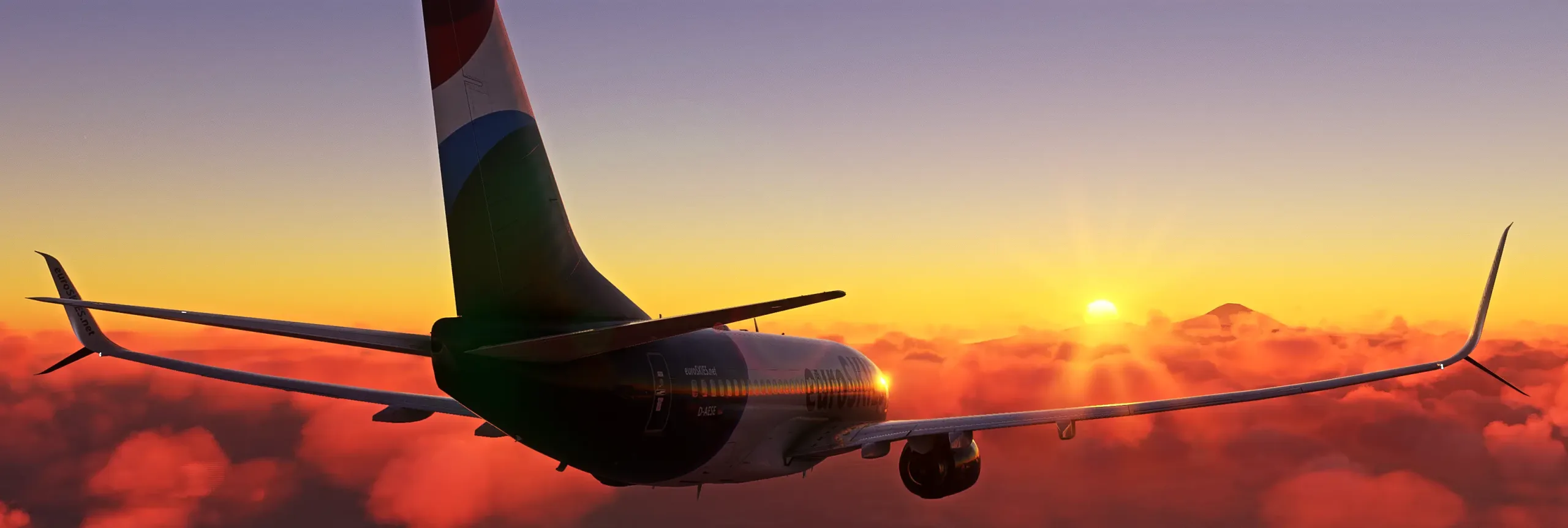 euroSKIES virtuelle Airline Boeing 737-800 fliegt in Richtung Teneriffa während Sonnenuntergangs.