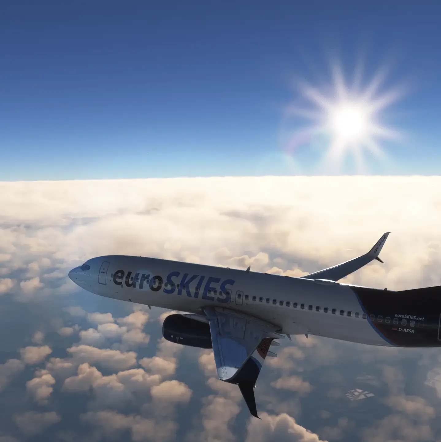 Ein Mitglied der virtuellen Fluggesellschaft euroSKIES fliegt eine PMDG 737-800 über den Wolken mit der Sonne im Hintergrund.