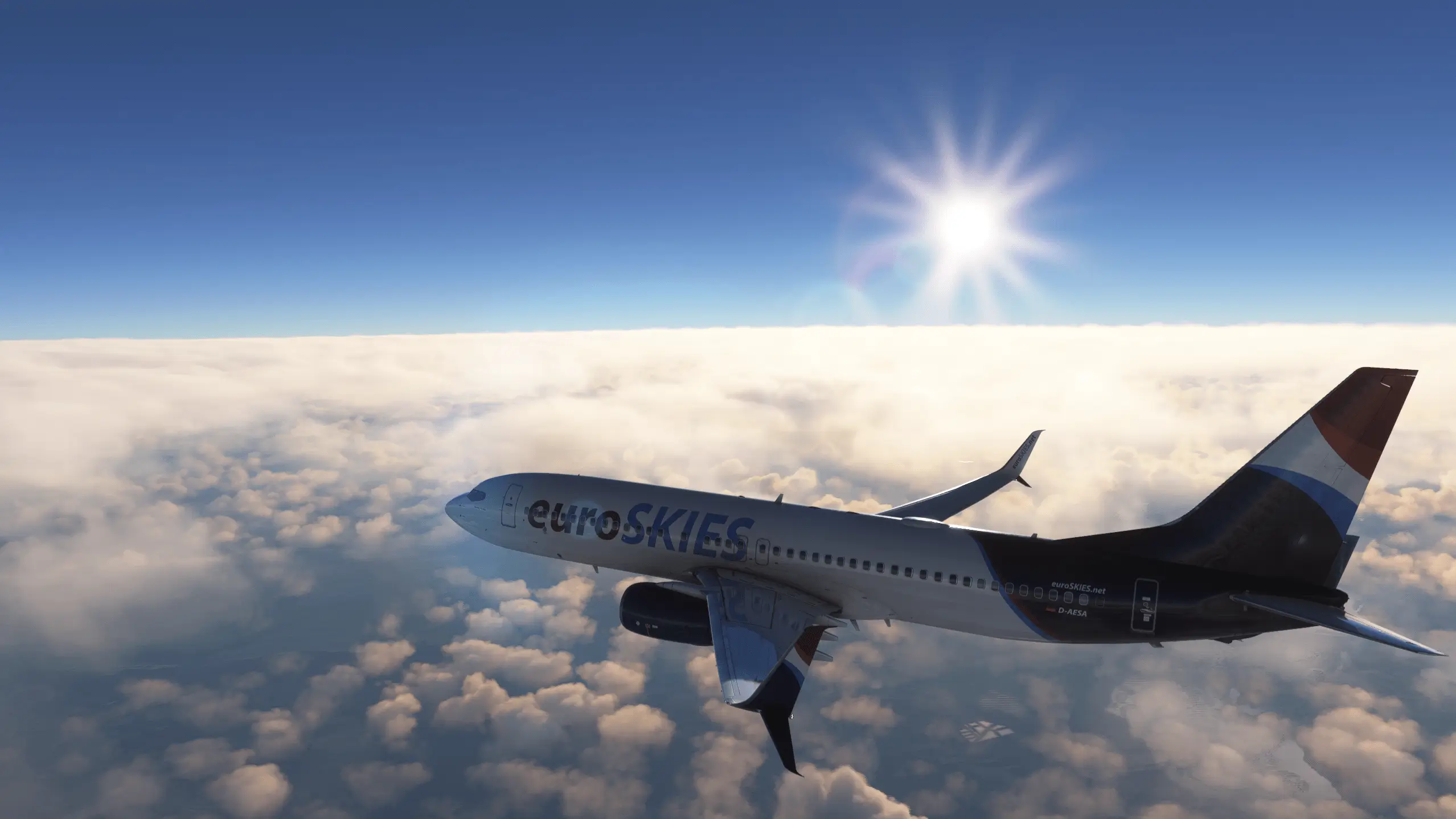 Ein Mitglied der virtuellen Fluggesellschaft euroSKIES fliegt eine PMDG 737-800 über den Wolken mit der Sonne im Hintergrund.