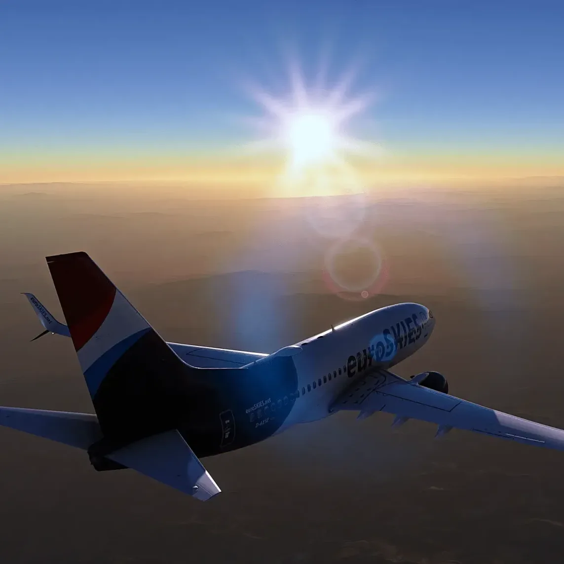 euroSKIES Fluggesellschaft fliegt mit der PMDG 737-700 entlang der Küste, während die Sonne tief am Himmel steht und sich auf dem Wasser spiegelt.